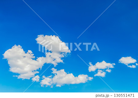 秋の空と白い雲 130551471