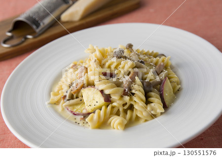 さつまいもときのこの濃厚カルボナーラ（フリッジパスタ） 130551576