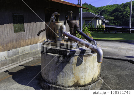 昔ながらの手押しポンプ（愛媛県大洲市） 130551743