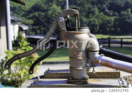 昔ながらの手押しポンプ（愛媛県大洲市） 130551745