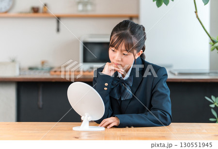 家のリビングで鏡を見ながら落ち込む制服姿の小学生,中学生の女の子(コンプレックス,トラブル) 家のリビングで鏡を見ながら落ち込む制服姿の小学生,中学生の女の子(コンプレックス,トラブル) 130551945