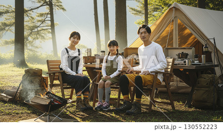 キャンプ場で休日を楽しむ家族 130552223