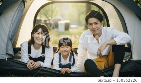 キャンプ場のテントで寝転ぶ家族 キャンプ場のテントで寝転ぶ家族 130552226