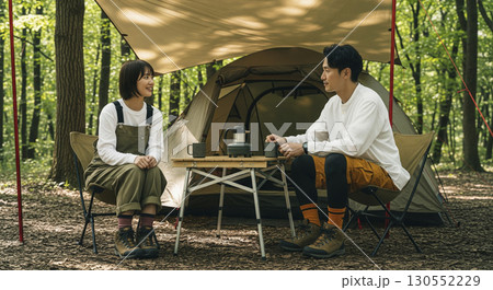 キャンプ場で休日を楽しむ夫婦・カップル 130552229