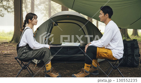 キャンプ場で休日を楽しむ夫婦・カップル 130552235