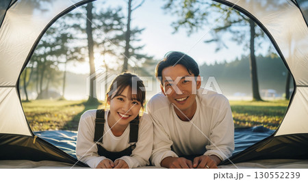 キャンプ場のテントで寝転ぶ夫婦・カップル 130552239