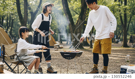 キャンプ場でBBQを楽しむ家族 130552246