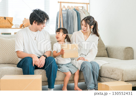 家で引越しの作業,梱包,荷造り,転勤,転居をする若いアジア人男女,夫婦,カップル 家で引越しの作業,梱包,荷造り,転勤,転居をする若いアジア人男女,夫婦,カップル 130552431