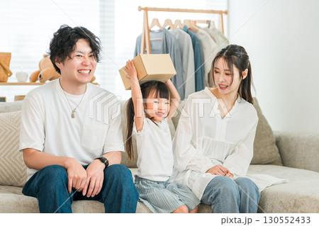 家で引越しの作業,梱包,荷造り,転勤,転居をする若いアジア人男女,夫婦,カップル 130552433