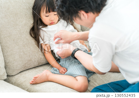 食べこぼし,洋服の汚れを拭くパパと女の子,子供,娘（こぼす,汚す） 130552435