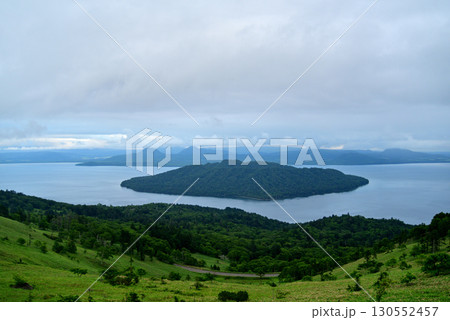 美幌峠 展望台から見た屈斜路湖と中島 美幌峠 展望台から見た屈斜路湖と中島 130552457
