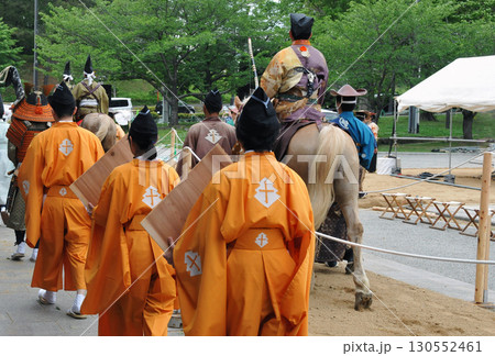流鏑馬で練り歩く武将 130552461