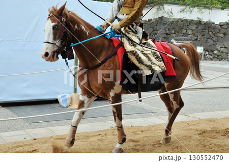 流鏑馬で練り歩く武将 130552470