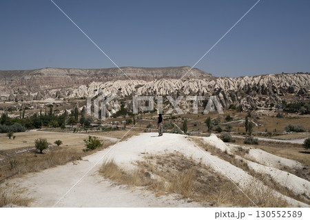トルコ カッパドキア 奇岩の山砂漠 青空 トルコ カッパドキア 奇岩の山砂漠 青空 130552589