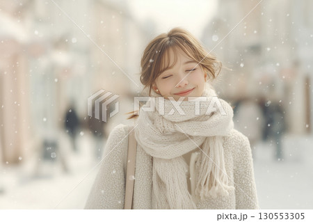 雪の中の20代女性 130553305