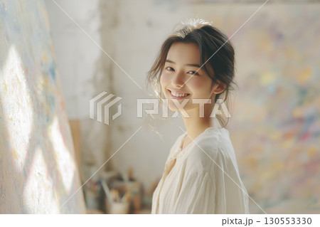 20代女性　画家　ポートレート 130553330