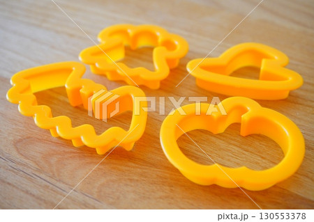 テーブルの上に置かれたカボチャや帽子型のハロウィンクッキー抜き型 130553378