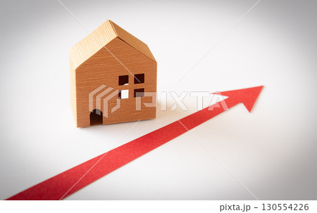 不動産と上向き矢印　高騰　住宅ローン金利　住宅取得 130554226