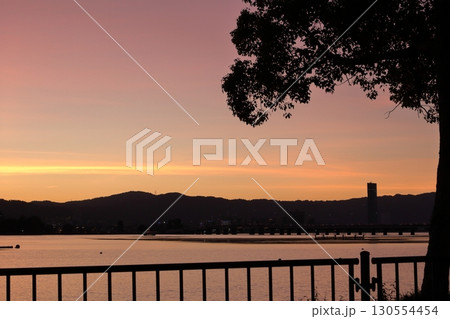 琵琶湖のきれいな夕景と対岸の山のシルエット 130554454