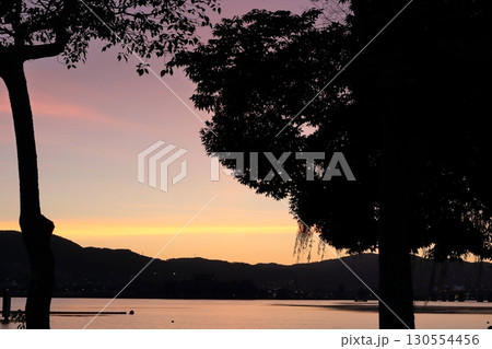 琵琶湖のきれいな夕景と対岸の山のシルエット 琵琶湖のきれいな夕景と対岸の山のシルエット 130554456