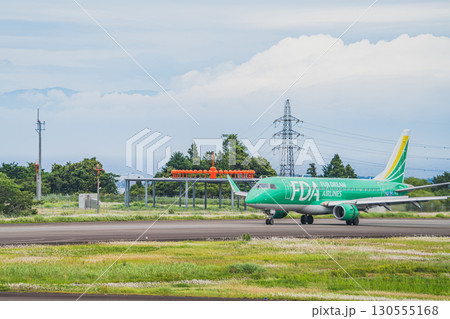 牧之原市の富士山静岡空港の滑走路を走行する飛行機(静岡県) 130555168