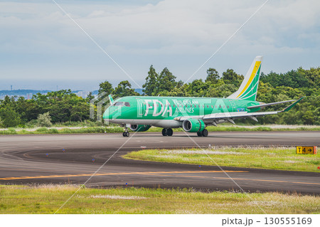 牧之原市の富士山静岡空港の滑走路を走行する飛行機(静岡県) 130555169