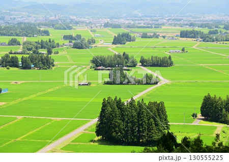 円万寺観音山から見える居久根（いぐね）のある風景 130555225
