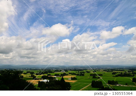 円万寺観音山から見える居久根（いぐね）のある風景 130555364