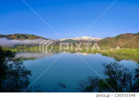 白川湖と飯豊山(山形県・飯豊町) 白川湖と飯豊山(山形県・飯豊町) 130555546