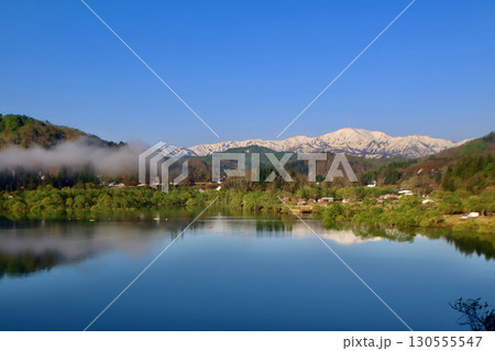 白川湖と飯豊山（山形県・飯豊町） 130555547