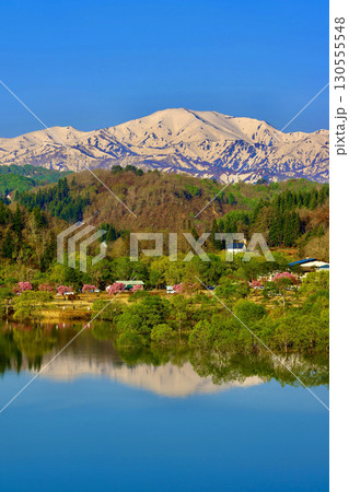 白川湖と飯豊山（山形県・飯豊町） 130555548