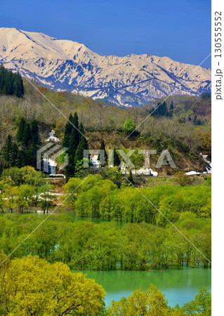 白川湖と飯豊山(山形県・飯豊町) 白川湖と飯豊山(山形県・飯豊町) 130555552
