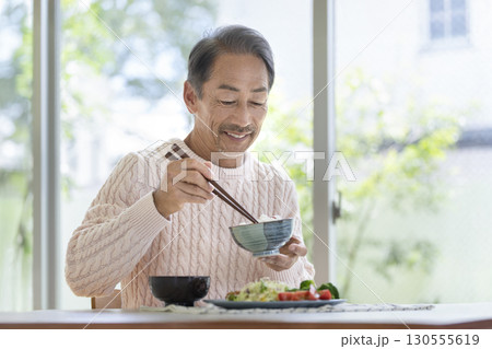 食事をする60代の男性 食事をする60代の男性 130555619