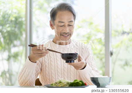 食事をする60代の男性 食事をする60代の男性 130555620