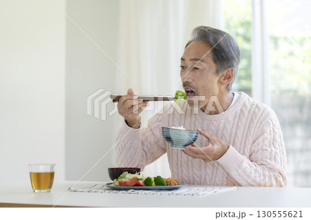 食事をする60代の男性 130555621