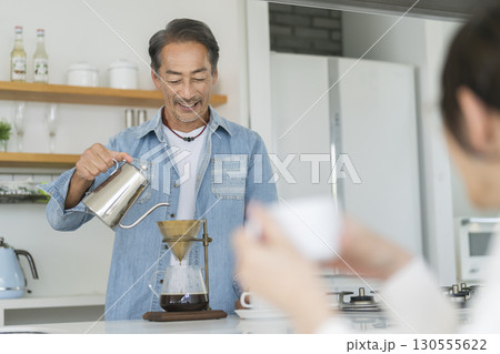 コーヒーを淹れる60代の男性 130555622