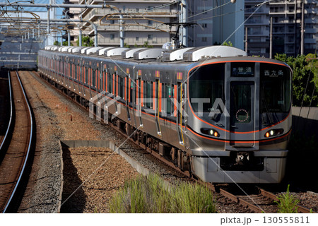 JRゆめ咲線を走る323系普通電車8両 130555811