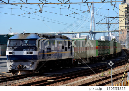 貨物ターミナルに停泊するEF210-307コンテナ貨物列車 130555825