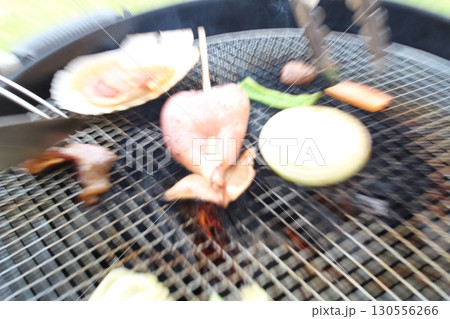 バーベキューで肉を焼く 130556266