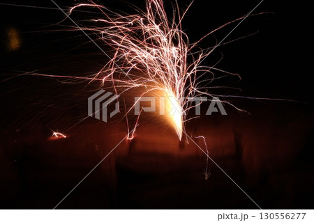 暗闇に浮かぶ線香花火 130556277