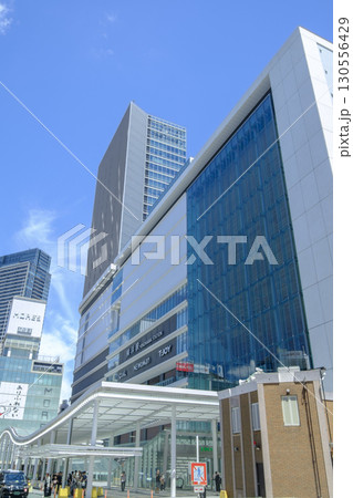 横浜駅　駅ビルと西口前のロータリー　神奈川県横浜市 130556429