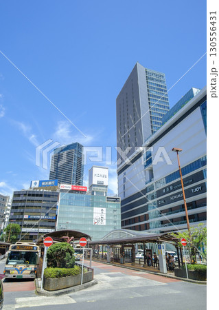 横浜駅　駅ビルと西口前のロータリー　神奈川県横浜市 130556431