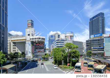 横浜駅　西口前のロータリーと街並み　神奈川県横浜市 130556438