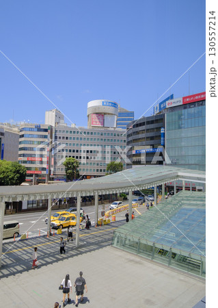 横浜駅　西口前のロータリーと街並み　神奈川県横浜市 130557214