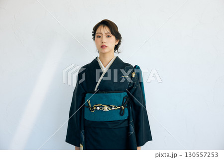 黒い振袖を着た上品な女性のポートレート 130557253