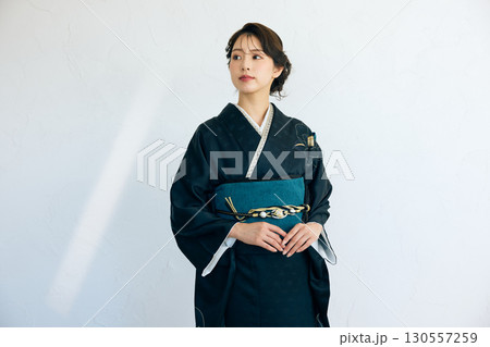 黒い振袖を着た上品な女性のポートレート 130557259