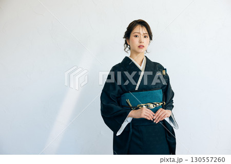 黒い振袖を着た上品な女性のポートレート 黒い振袖を着た上品な女性のポートレート 130557260