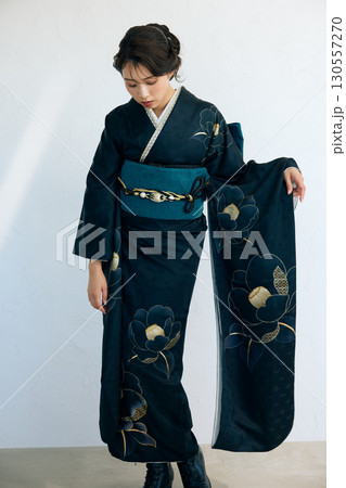 黒い振袖を着た上品な女性のポートレート 130557270