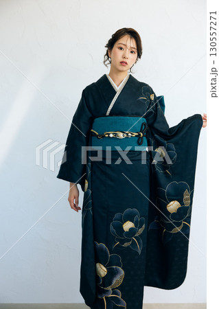 黒い振袖を着た上品な女性のポートレート 130557271
