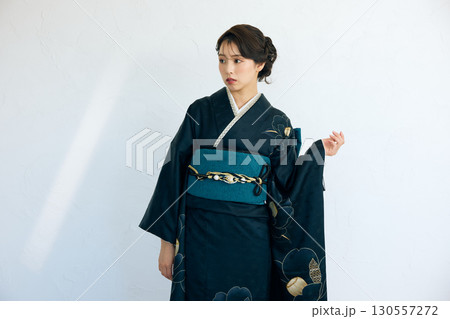 黒い振袖を着た上品な女性のポートレート 130557272
